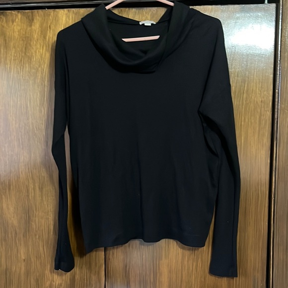 Gap black top - Picture 1 of 2